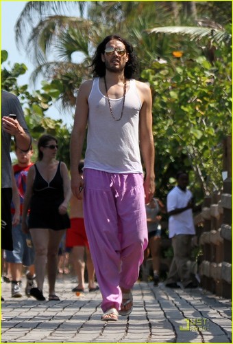 Russell Brand: Tighty Whities in Miami!