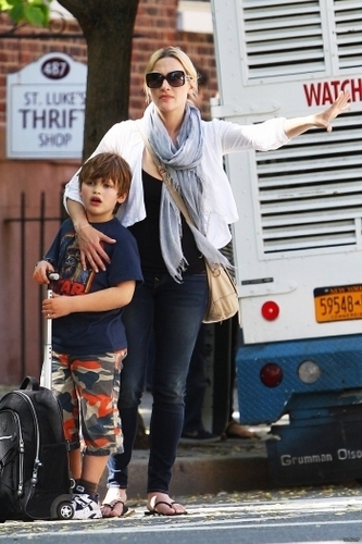  Kate Winslet picks up her son