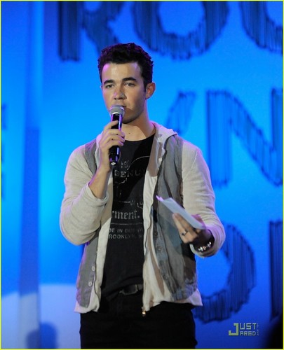 Kevin Jonas Gets A Big Time Rush (05.07.2011)