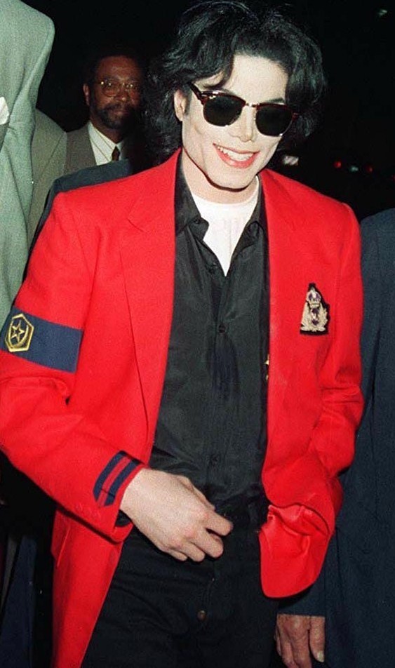 sexy-in-red-michael-jackson-21948607-563-952.jpg