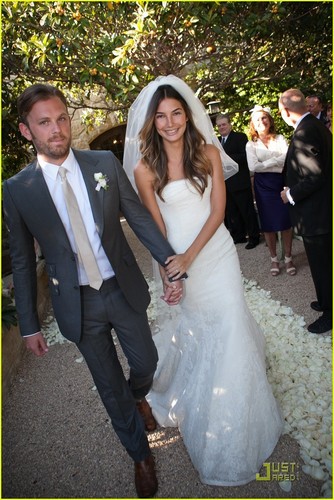  Caleb Followill and Lily Aldridge marry [May 12]
