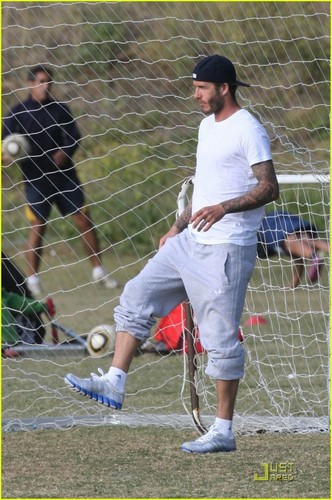  David carries Cruz during his calcio practice on Friday (May 13) in Los Angeles