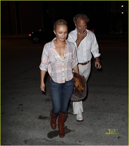  Hayden Panettiere & Dad Check Out Chelsea Handler