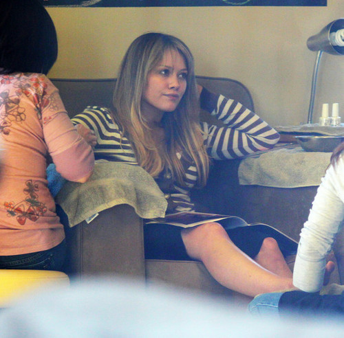 Hilary Duff Getting Manicure At Bellacures