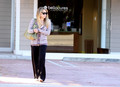 Hilary Duff Getting Manicure At Bellacures - hilary-duff photo