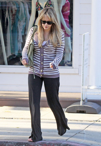 Hilary Duff Getting Manicure At Bellacures