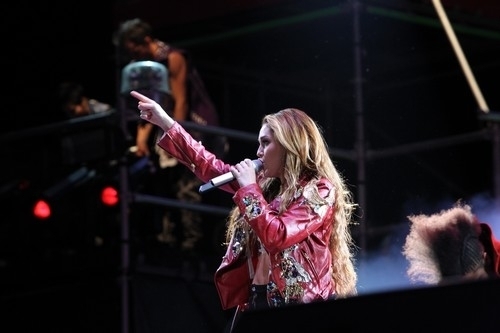  Miley - Gypsy hati, tengah-tengah Tour (2011) - On Stage - Sao Paulo, Brazil - 14th May 2011