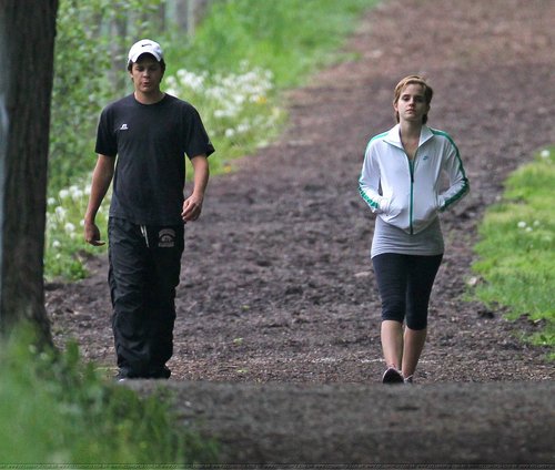  emma and johnny simmons at pittsbourgh(16/05/2011)