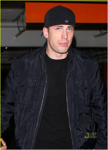  Chris Evans: Holding Hands with Mystery Girl!