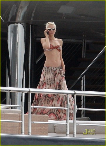 Gwen Stefani: Bikini Bod on Luxury Boat!