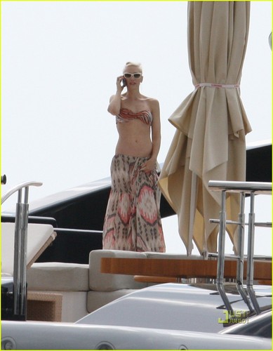 Gwen Stefani: Bikini Bod on Luxury Boat!