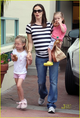  Jennifer Garner: Noah's Bagels with the Girls!