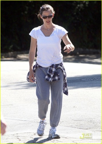  Jennifer Garner: Weekend Walk