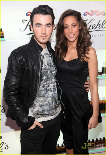Kevin & Danielle Jonas: Kiehl's Couple (05.18.2011) !!