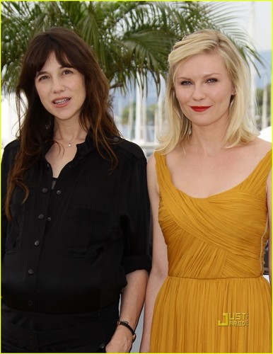  Kirsten Dunst: 'Melancholia' picha Call in Cannes!