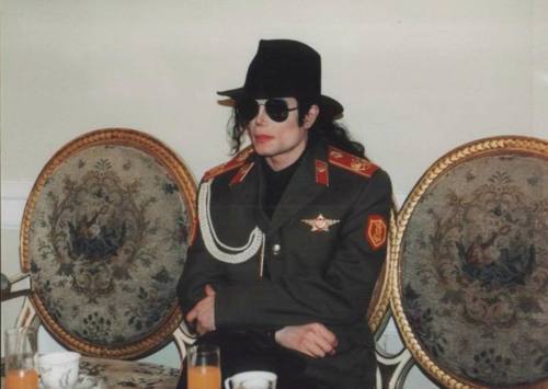 Michael-Jackson-michael-jackson-22174595-500-355.jpg