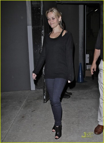  Reese Witherspoon: Night Out at the Chelsea Handler Show!