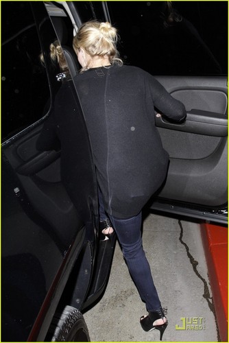 Reese Witherspoon: Night Out at the Chelsea Handler Show!