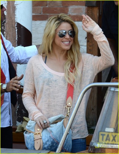  Shakira: Venice Vacation!