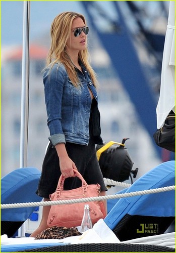  Bar Refaeli: Out with vrienden in Cannes!