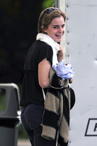  Emma Watson watching the new film "Bridesmaids" with vrienden