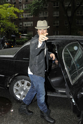  Ian Somerhalder of "The Vampire Diaries" is seen leaving the Hudson Bar with a suitcase