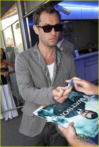 Jude Law: Fan Friendly at Cannes Film Festival!