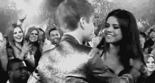 Justin and Selena kiss <3 (Enlarged)