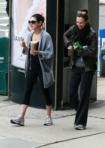  Mila Kunis picks up a quick caffeine fix before hitting the gym.