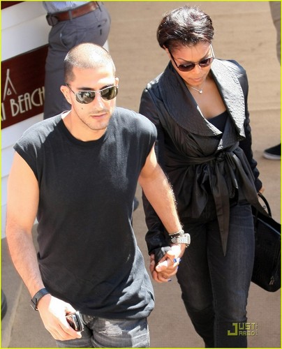  inayofuata »Janet Jackson & Wissam Al Mana: Cannes Couple