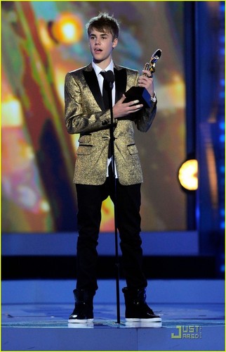  Selena Gomez & Justin Bieber চুম্বন at Billboard Awards