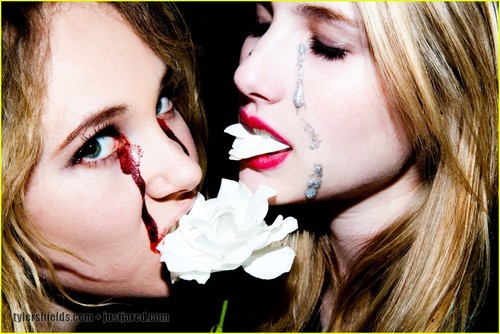  Emma Roberts & Juno Temple Shed Glitter Tears