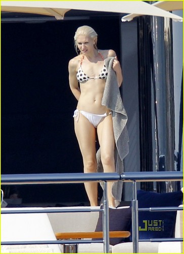  Gwen Stefani: Bikini Babe in Cannes!
