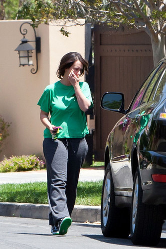  Jennifer Amore Hewitt stops in at her mother's house for lunch.