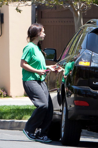  Jennifer Cinta Hewitt stops in at her mother's house for lunch.