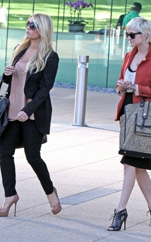  Jessica - At Lawyer's Office,Los Angeles - May 25, 2011