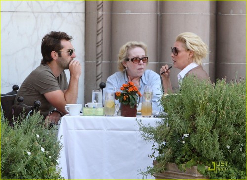  Katherine Heigl: Lunch With Josh Kelley And Mom