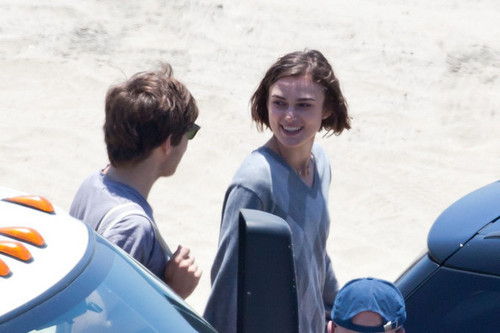  Keira Knightley on Set with Steve Carrell