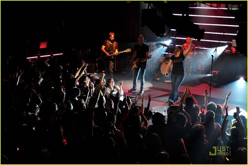 Kelly Clarkson: 'Confide + Conquer' Concert!