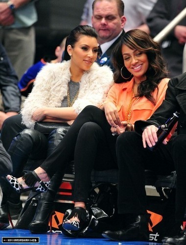  Kim attends the Milwaukee Bucks vs New York Knicks baloncesto game 3/25/11
