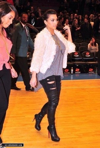  Kim attends the Milwaukee Bucks vs New York Knicks baloncesto game 3/25/11
