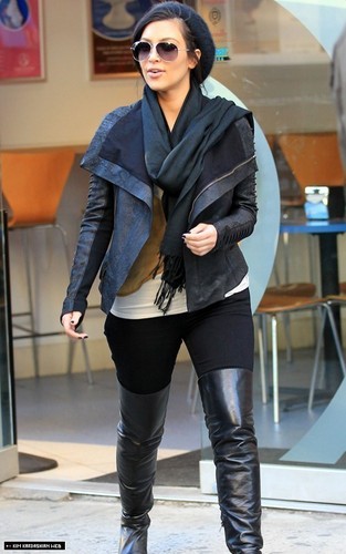  Kim is photographed in New City before arriving at LAX airport 3/28/11