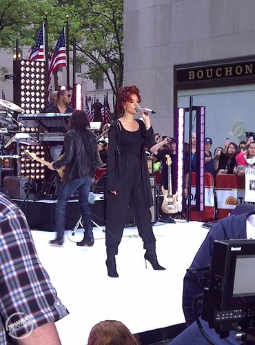  Rihanna - The Today دکھائیں - Rehearsals (Fan Pictures) - May 27, 2011