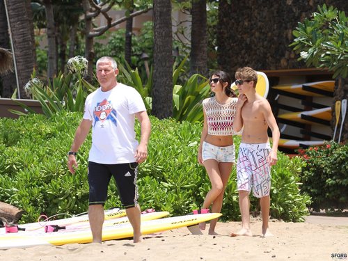  Selena - At the beach, pwani with Justin in Maui, Hawaii - May 26, 2011 HQ