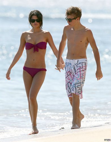  Selena - At the 바닷가, 비치 with Justin in Maui, Hawaii - May 26, 2011 HQ