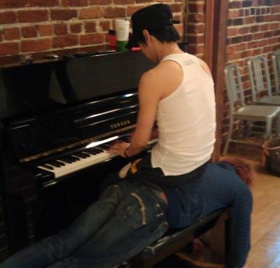  Yoochun and his priceless 钢琴 “seat”