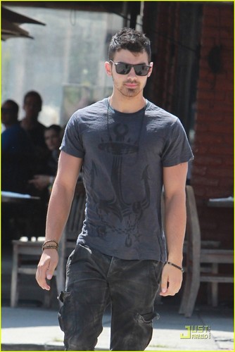 Joe Jonas: Kings Road Cafe Run (05.23.2011)!