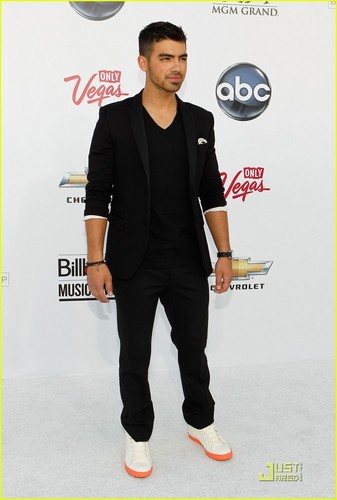  Joe Jonas: Present At The 2011 Billboard Muzik Awards (05.22.2011)!