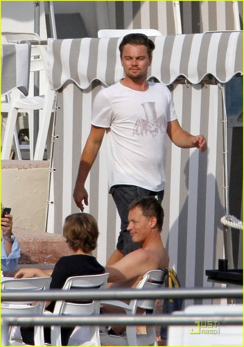  Leonardo DiCaprio: Fun in the Sun!