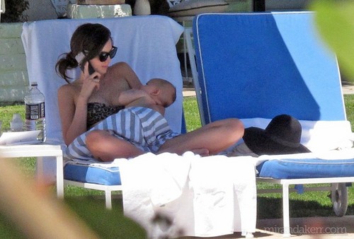  MAY 21ST - Miranda Kerr On the пляж, пляжный with her family in Hawaii